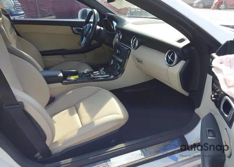 2016 Mercedes-Benz Slk 300 z USA, uszkodzony, nr VIN WDDPK3JA6GF117788